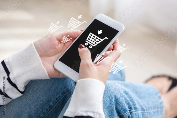 Obraz スマホでネットショッピングをする女性