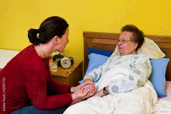 Fototapeta Córka jest odwiedzana przez starą kobietę