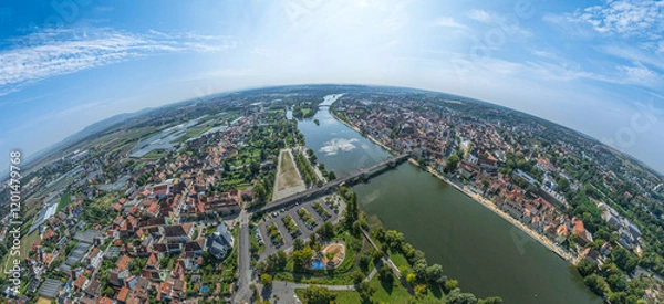 Fototapeta Sonniger Spätsommertag rund in Kitzingen am Main in Unterfranken