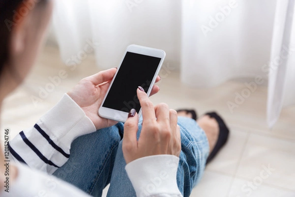Obraz スマホを操作する女性