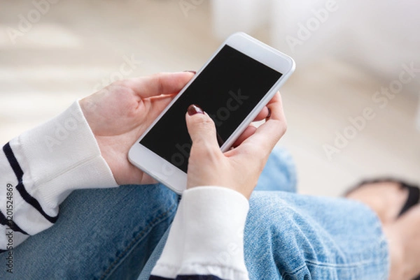 Obraz スマホを操作する女性