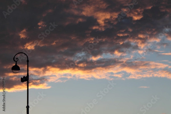 Obraz Фонарь на фоне закатного облачного неба