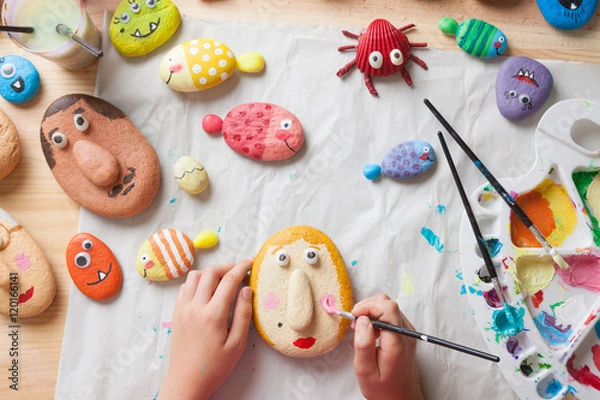 Obraz Dziecko malujące kamienną twarz