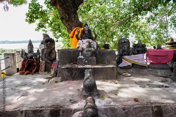 Obraz Old Hindu God Vinayagar Temple Tamil Nadu in River Background