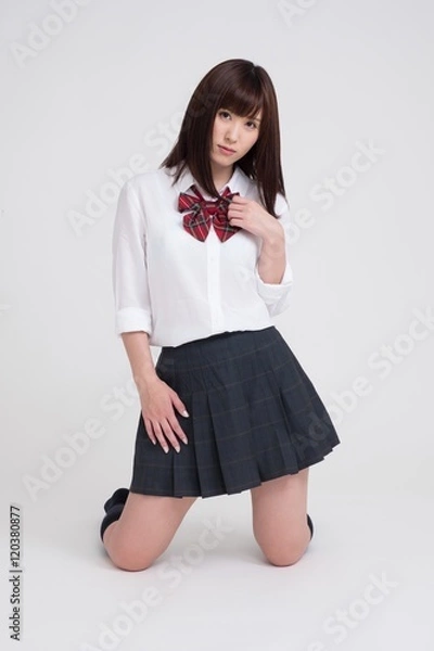 Obraz 女子高校の制服を、女性モデルが来ています。モデルは成人です。写っている制服は、夏服です。