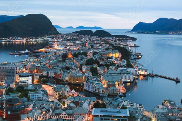 Obraz Piękny super szerokokątny letni widok z lotu ptaka na Alesund w Norwegii, z panoramą i scenerią poza miastem, widziany z tarasu widokowego góry Aksla