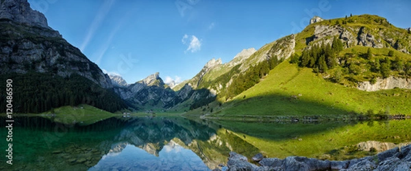 Fototapeta Zdjęcie panoramiczne Seealpsee, z Rossmadem i Säntis, odbiciami gór w górskim jeziorze