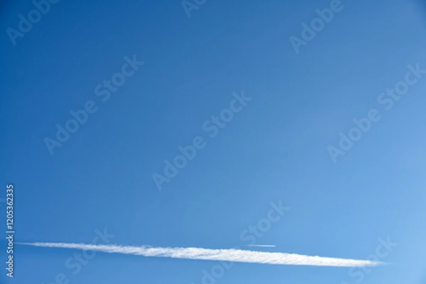 Obraz 横に長い細い雲と飛行機雲