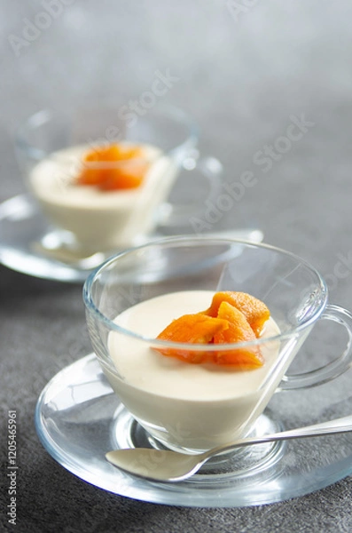 Fototapeta 和スイーツ　ほうじ茶のパンナコッタ、あんぽ柿のトッピング