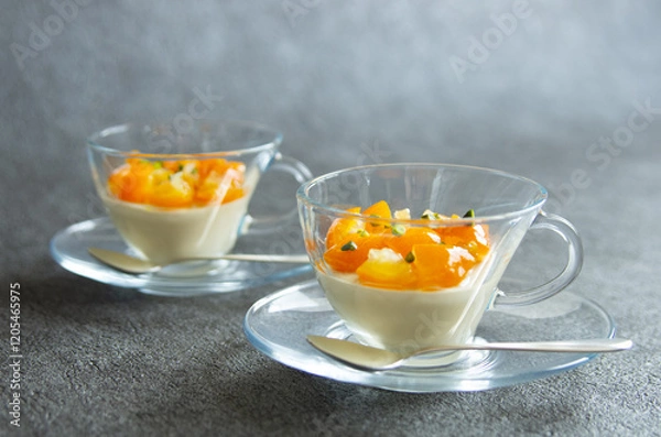 Fototapeta 和スイーツ　ほうじ茶のパンナコッタ、金柑のコンポート