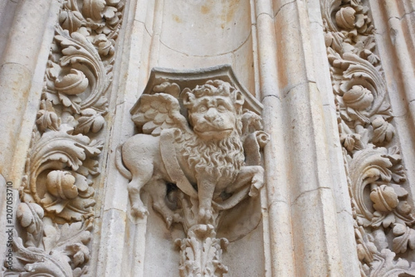 Obraz Winged lion sculpture in the Salamanca cathedralWinged lion sculpture on the Puerta de Ramos on the north facade of the cathedral of Salamanca, in Castile and Leon, Spain