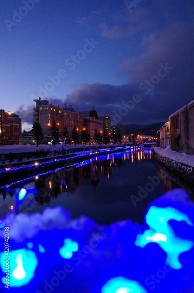 Fototapeta 運河と街灯が織りなす冬夜のシンフォニー