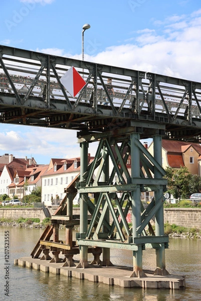 Fototapeta Eine Brücke für Medien wie Wasser, Strom führt über einen Fluss.
