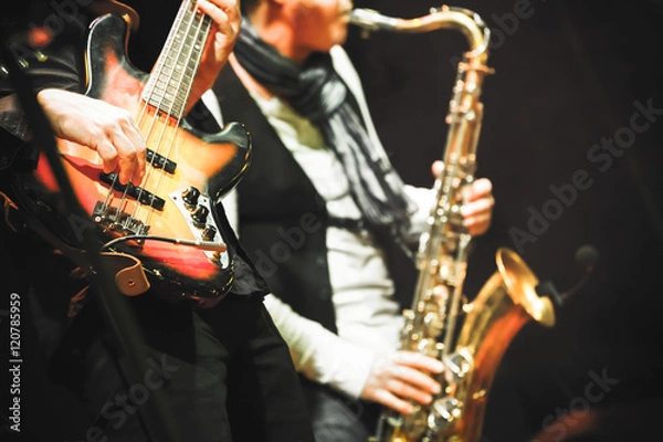Fototapeta Gitarzysta i saksofonista na scenie