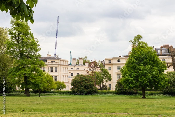 Fototapeta Elegant Row of Buildings in Leafy Hampstead Heath, London Park Scene