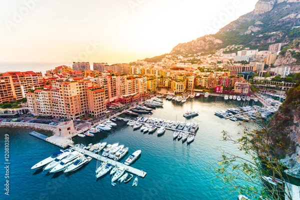 Obraz Panoramiczny widok na Port de Fontvieille w Monako. Wybrzeże Azur. Kolorowa zatoka z wieloma luksusowymi jachtami o zachodzie słońca.