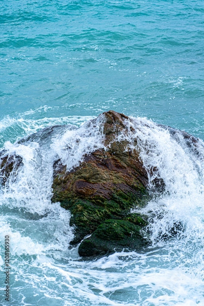 Obraz waves crashing against rocks