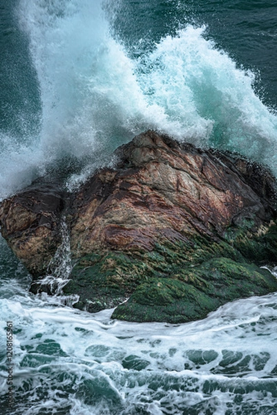 Obraz waves crashing against rocks