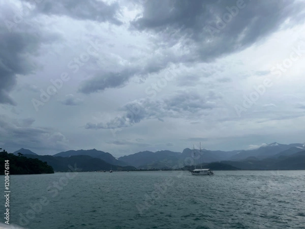 Fototapeta barco no mar com tempestade aproximando