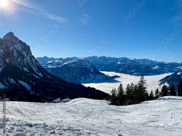 Obraz Berglandschaft im Winter vom Skigebiet Brunni. Mit Blick auf den Vierwaldstättersee, der im Nebel liegt. Nebelmeer
und Schweizer Berge in der Zentralschweiz