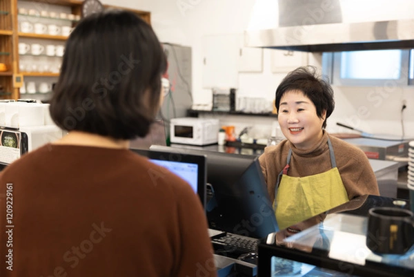 Obraz 은퇴후 카페에 재취업후 고객응대를 하는 어르신