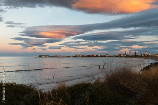 Obraz Sunset in the coastal town of Timaru with spectacular colours at the beach side and stunning ocean views (Timaru, South Island, New Zealand)