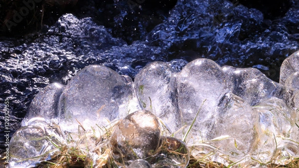 Obraz Arroyo con agua congelada