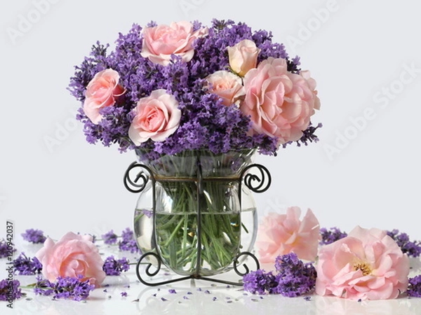 Obraz Bouquet of pink roses and lavender flowers in a vase. Romantic floral still life with bouquet of purple lavandula flowers and pink garden roses. Home decoration.