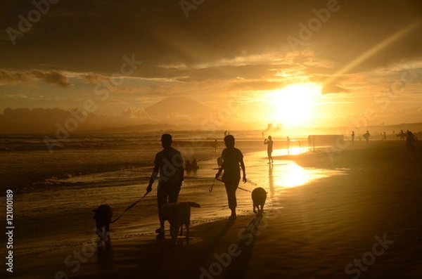 Fototapeta 夕景　黄金色の海　散歩道