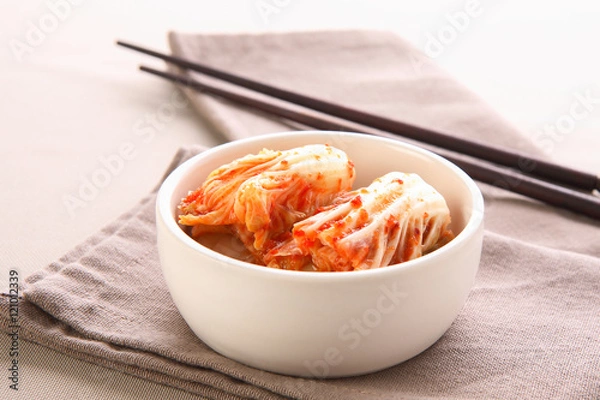 Obraz kimchi z pałeczkami, koreańskie jedzenie