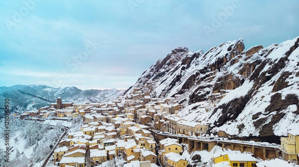 Obraz Ciudad de Pietrapertosa en las Dolomitas Lucanas, montañas de Italia en Basilicata 