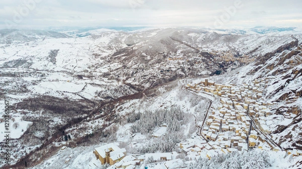 Fototapeta Ciudad de Pietrapertosa en las Dolomitas Lucanas, montañas de Italia en Basilicata 