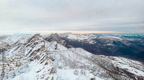 Fototapeta Ciudad de Pietrapertosa en las Dolomitas Lucanas, montañas de Italia en Basilicata 
