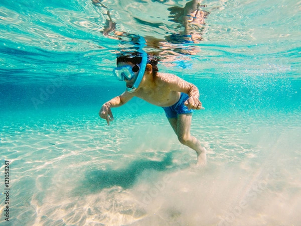Obraz Boy swimming underwater