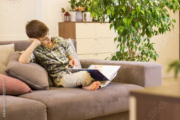 Obraz man reading a book