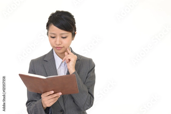 Fototapeta スケジュールを確認する女性