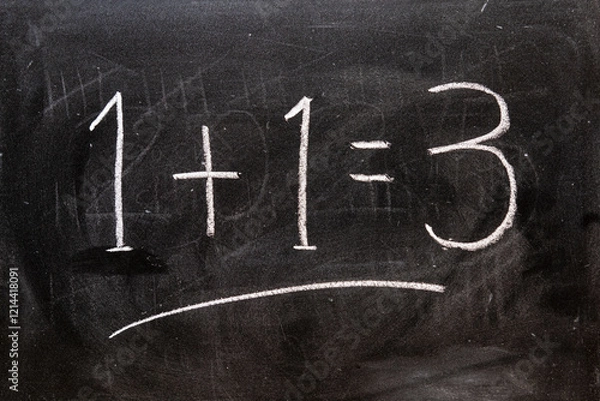 Obraz 1 + 1 = 3, escrito a mano con tiza en la pizarra