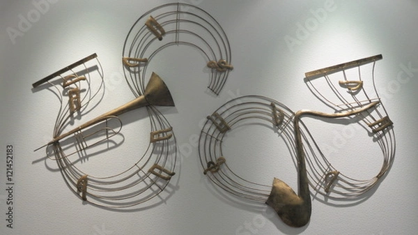 Fototapeta The art of music note on the wall in small sportlight. Vintage style.