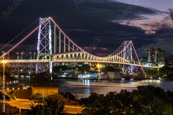 Obraz Florianopolis ponte  noite na cidade de Florianópolis, estado de Santa Catarina, Brasil luzes do catamarã abaixo da ponte no mar