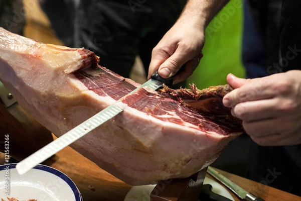 Obraz Camarero cortando jamon