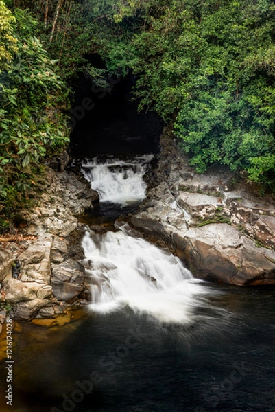Fototapeta Six Tons Bridge Falls, a waterfall that cascades into Kawainui Stream, is found along the scenic drive of the Old Mamalahoa Highway, on the Big Island of Hawaii near Pepe'ekeo.