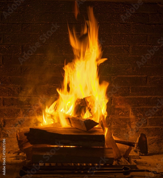 Obraz огонь в камине. пламя кирпичная стена. костер размытый фон. 