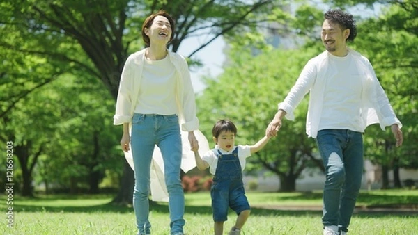 Fototapeta 公園で手を繋いで歩く家族