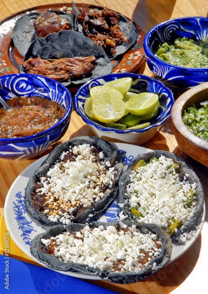 Obraz Sopes con queso y tacos de barbacoa. México