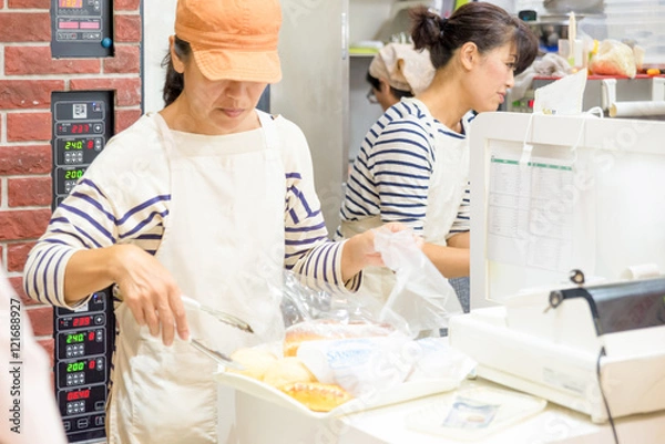 Obraz 日本のパン屋さんで働く日本人女性パン職人