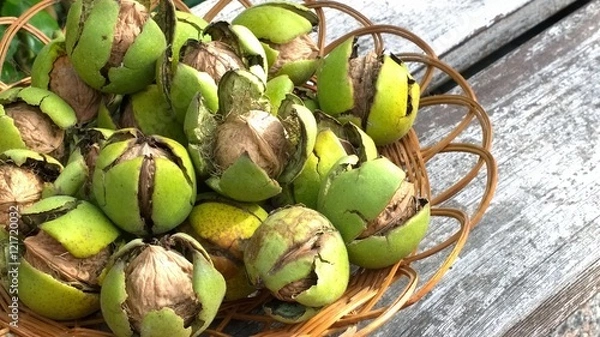 Fototapeta зеленые грецкие орехи на деревянном фоне