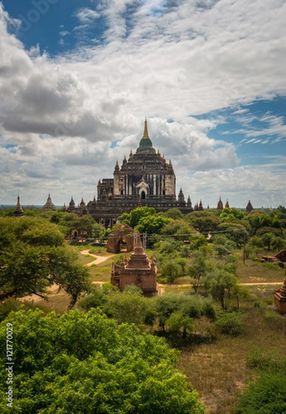 Fototapeta Thatbyinnyu temple is a famous temple located in Bagan (formerly Pagan), built in the mid-12th century during the reign of King Alaungsithu.