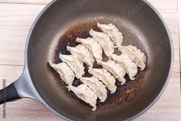 Obraz フライパンに焦げ付いた餃子