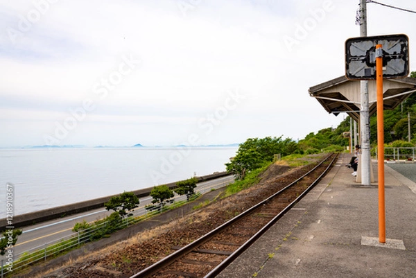 Fototapeta 愛媛県海沿いの下灘駅、日本、5月