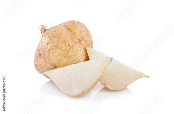 Obraz całe i pokrojone fasolę ignam lub jicama na białym tle